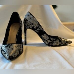 Beautiful Nine West Tatiana Black and White Cherry Blossom Print Heels